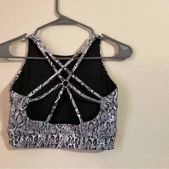 BuffBunny Black and White Snake Print Cropped Sports Bra Size: Medium - Picture 2 of 3
